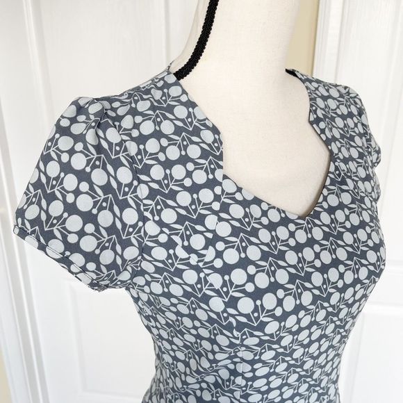 Down East XS Diamond‎ Heart Neckline Floral Geometric Designed Sheath Dress - Picture 8 of 11